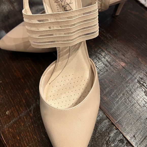 Comfortable Lower Heel - Picture 1 of 3